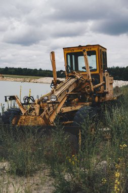 Eski ve terk edilmiş ağır inşaat ekipmanları