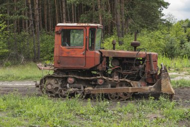 Eski ve terk edilmiş ağır inşaat ekipmanları