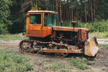 Eski ve terk edilmiş ağır inşaat ekipmanları