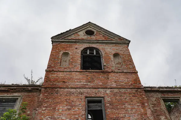 Kırmızı tuğlalardan yapılmış terk edilmiş eski bir binanın ayrıntıları
