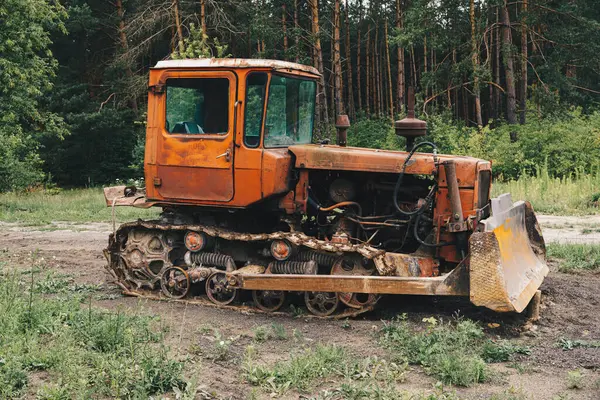 Eski ve terk edilmiş ağır inşaat ekipmanları