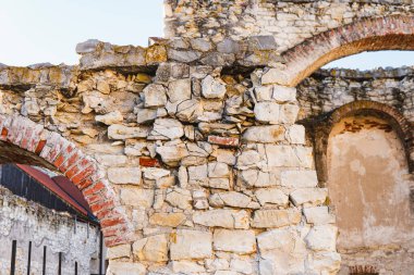 Duvarları ve penceresi olan bir ortaçağ şatosunun kalıntıları.