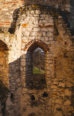 Duvarları ve penceresi olan bir ortaçağ şatosunun kalıntıları.