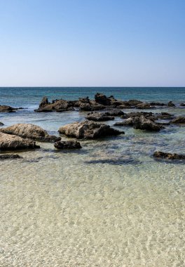 Girit adasındaki Akdeniz 'in kumlu sahillerinde tek taşlı manzara 