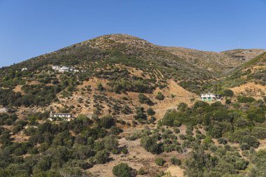Girit 'in dağlık arazisi, dik yamaçlarda tek bir bina var.