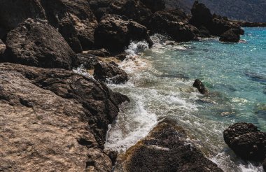 Yunanistan 'ın Girit adasındaki kayalık Akdeniz kıyılarının manzarası