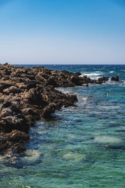 Yunanistan 'ın Girit adasındaki kayalık Akdeniz kıyılarının manzarası