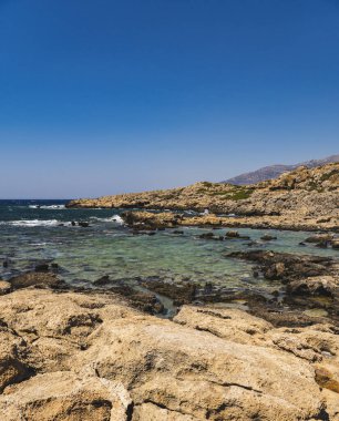 Yunanistan 'ın Girit adasındaki kayalık Akdeniz kıyılarının manzarası