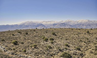 Girit 'teki Beyaz Dağlar' ın manzarası güneşli yaz günlerinde uzun bir mesafeden görülüyor.