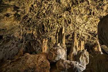 Mağaranın içi dikit ve sarkıt gibi karst süreçlerinin görünür etkileriyle dolu.