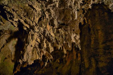 Mağaranın içi dikit ve sarkıt gibi karst süreçlerinin görünür etkileriyle dolu.