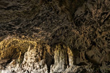 Mağaranın içi dikit ve sarkıt gibi karst süreçlerinin görünür etkileriyle dolu.
