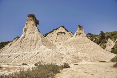 Girit 'teki Komolithi' deki toprak piramitlerini tasvir eden yağmur suyu erozyonundan oluşan doğal manzara.