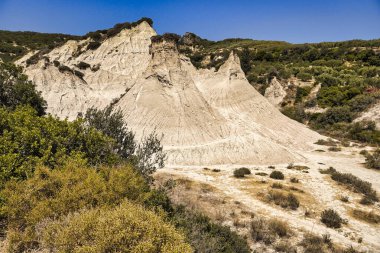 Girit 'teki Komolithi' deki toprak piramitlerini tasvir eden yağmur suyu erozyonundan oluşan doğal manzara.