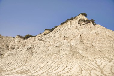 Girit 'teki Komolithi' deki toprak piramitlerini tasvir eden yağmur suyu erozyonundan oluşan doğal manzara.