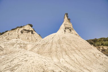 Girit 'teki Komolithi' deki toprak piramitlerini tasvir eden yağmur suyu erozyonundan oluşan doğal manzara.