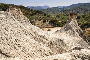 Girit 'teki Komolithi' deki toprak piramitlerini tasvir eden yağmur suyu erozyonundan oluşan doğal manzara.