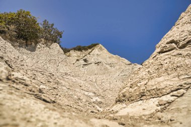 Girit 'teki Komolithi' deki toprak piramitlerini tasvir eden yağmur suyu erozyonundan oluşan doğal manzara.