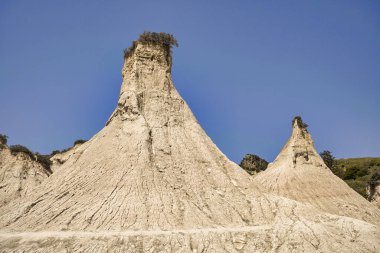 Girit 'teki Komolithi' deki toprak piramitlerini tasvir eden yağmur suyu erozyonundan oluşan doğal manzara.