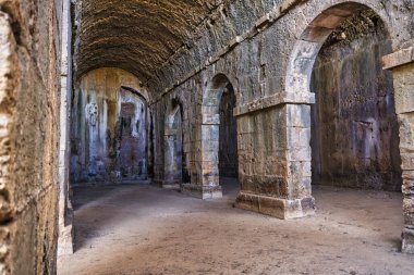 Aptera 'daki antik Roma sarnıçlarının içinde su depolanmıştı.