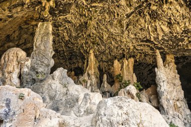 Mağaranın içi dikit ve sarkıt gibi karst süreçlerinin görünür etkileriyle dolu.