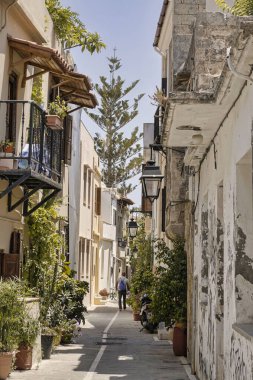 Girit 'teki eski Rethymno kasabasının dar sokakları