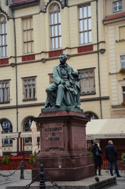 19 / 10 / 2023, Wroclaw, Polonya: Wroclaw 'daki pazar meydanında yer alan Aleksander Fredro anıtı