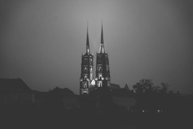 Ostrow Tumski, Wroclaw 'daki katedral binalı gece manzarası