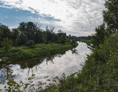 Polonya 'da Lubelskie Voyvoda' da Böcek nehri vadisi olan doğal manzara