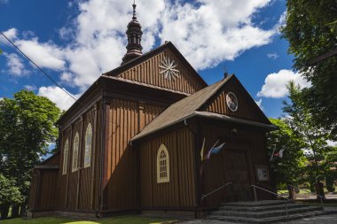 Polonya 'da süslü camları olan eski ahşap kilise.