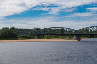 Polonya 'daki Vistula Nehri üzerindeki metal köprü