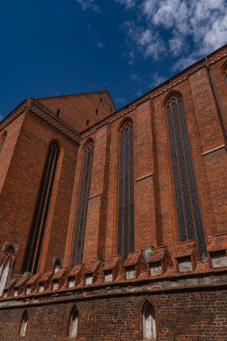 Torun 'daki ortaçağ kilisesinin bir parçası Gotik tarzında tuğlalarla inşa edilmiş.