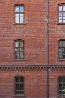 Pencereli binanın ön cephesinin ayrıntıları