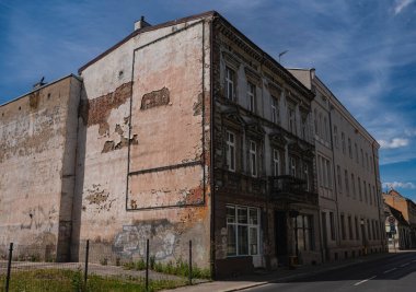 Alçıdan düşen eski ve hasarlı binanın ön cephesi