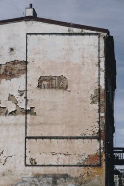 Alçıdan düşen eski ve hasarlı binanın ön cephesi