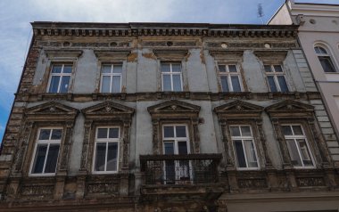 Alçıdan düşen eski ve hasarlı binanın ön cephesi