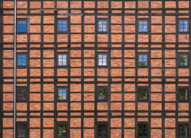 Pencereli binanın ön cephesinin ayrıntıları