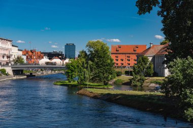 Güneşli bir günde Bydgoszcz nehri manzarası
