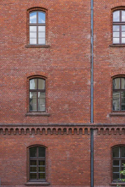 Pencereli binanın ön cephesinin ayrıntıları