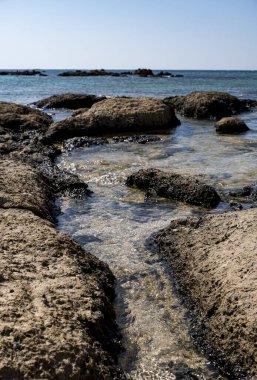 Girit adasındaki Akdeniz 'in kumlu sahillerinde tek taşlı manzara 