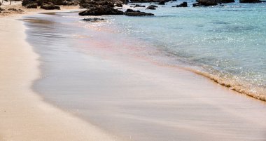 Yunanistan 'ın Girit adasındaki Elafonisi plajında pembe kumun yakın çekimi