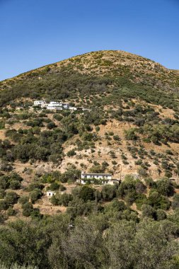 Girit 'in dağlık arazisi, dik yamaçlarda tek bir bina var.