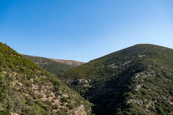 Akdeniz bölgesindeki seyrek bitki örtüsüyle kaplı dağlık arazi