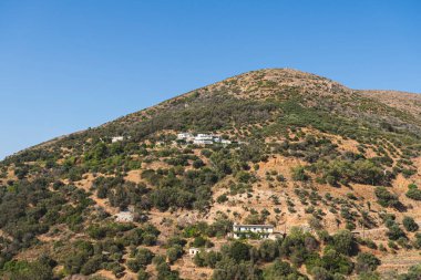 Girit 'in dağlık arazisi, dik yamaçlarda tek bir bina var.