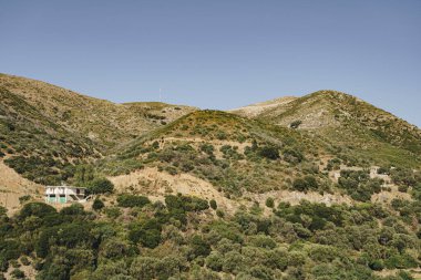 Batı Girit 'teki dağların yamaçlarında tek bir bina.