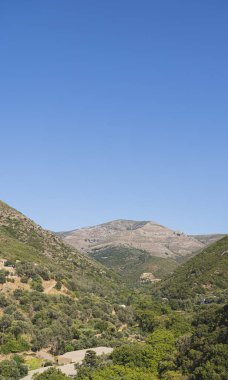Akdeniz bölgesindeki seyrek bitki örtüsüyle kaplı dağlık arazi