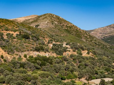Akdeniz bölgesindeki seyrek bitki örtüsüyle kaplı dağlık arazi