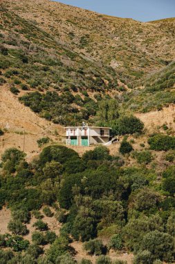 Batı Girit 'teki dağların yamaçlarında tek bir bina.