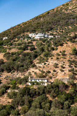 Girit 'in dağlık arazisi, dik yamaçlarda tek bir bina var.