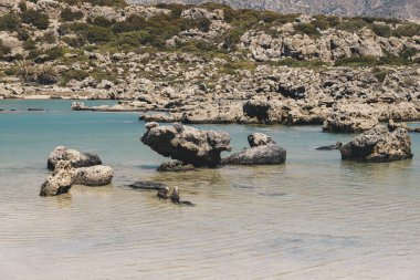 Girit adasındaki Akdeniz 'in kumlu sahillerinde, Beyaz Göl' de tek taşlı manzara 